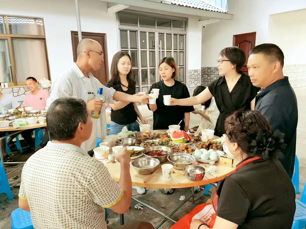 端午佳节即将来临之际 四川博水环保 主管乐动在线-乐动(中国)
 携节日礼品 ，向驻扎眉山工业园区乐动在线-乐动(中国)厂项目驻地员工，送上深切的慰问和关怀